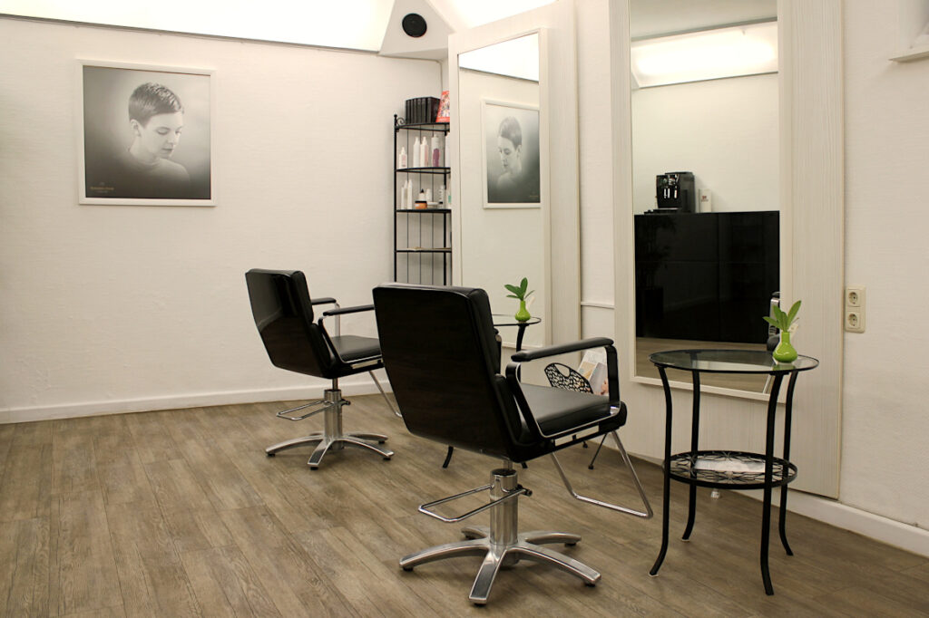 Friseurstühle und Spiegel im Salon von Franziska Raak